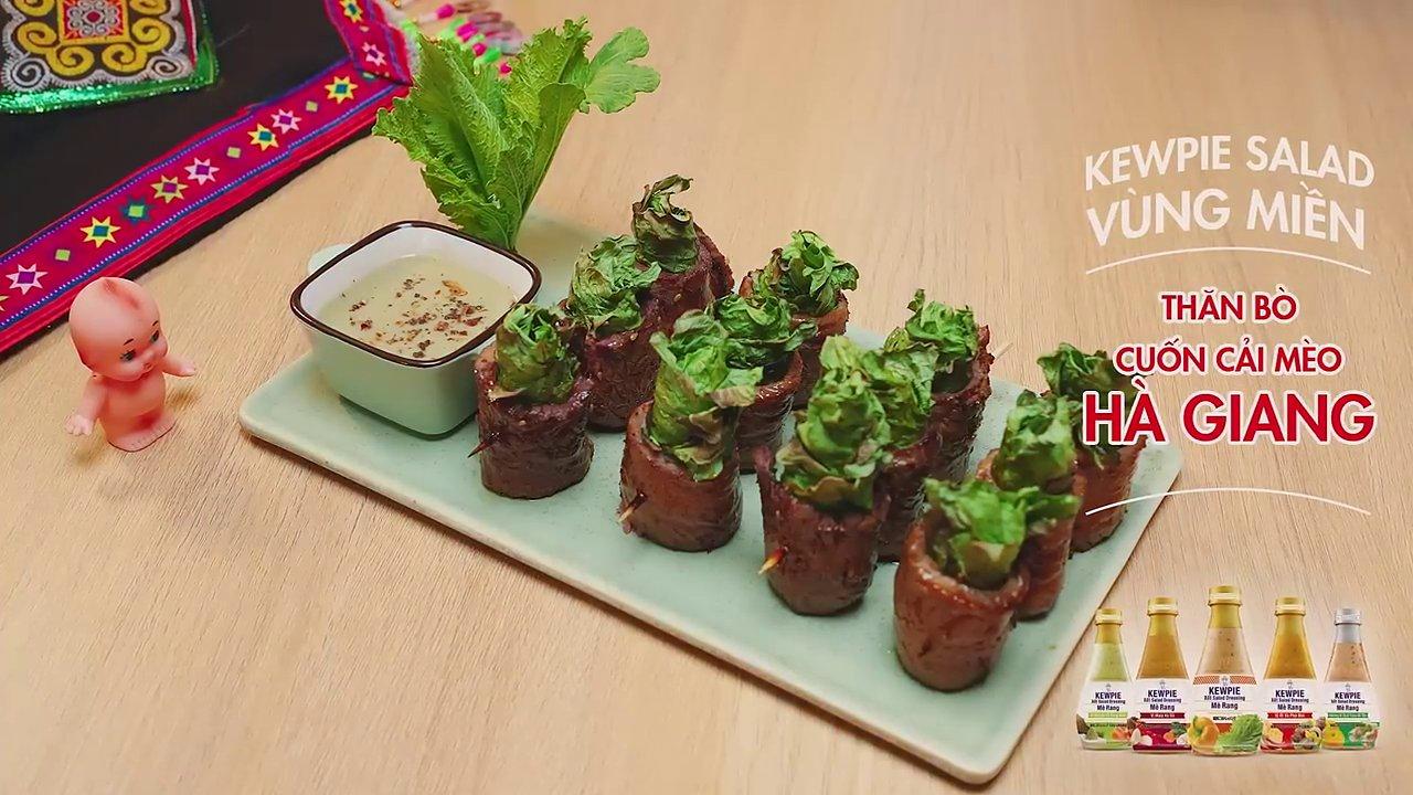 Đĩa salad trái cây Huế đầy màu sắc với các loại bánh đa, trái cây tươi và chai sốt Kewpie tím đặc trưng.