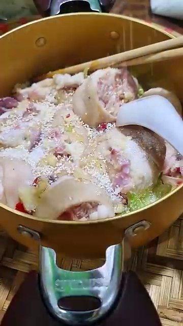 Bữa cơm gia đình ấm cúng với món chân giò hầm chua ngọt.
