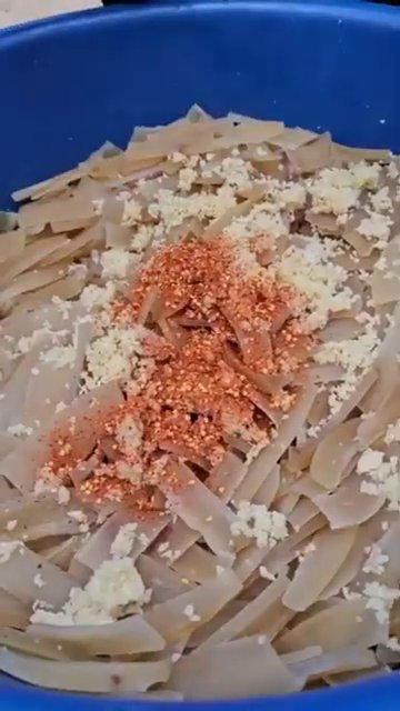 Hỗn hợp gia vị gồm tỏi, ớt Phú Yên và các loại rau thơm đặc trưng.