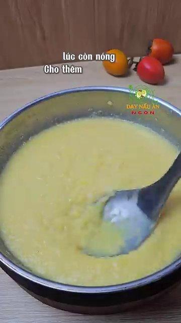 Đậu xanh sau khi luộc chín mềm, tán nhuyễn và trộn cùng đường.