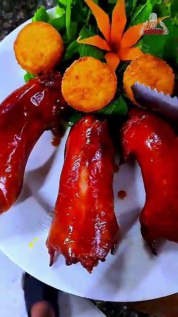 Những con chuột quay thành phẩm có màu đỏ cam bắt mắt, được xếp ngay ngắn trên mặt đá hoa cương.