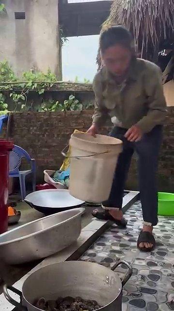Các loại lá cây rừng và gia vị được chuẩn bị để nấu cùng ốc.