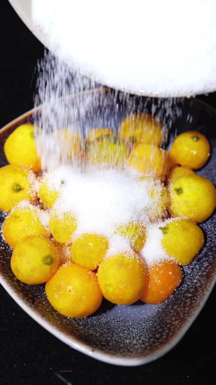 Tắc sau khi ngâm vôi được rửa sạch và chuẩn bị ướp đường.