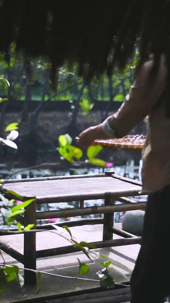 Cà khô được hấp cách thủy với nước dùng gà trong veo, bắt đầu chu kỳ tích lũy hương vị.