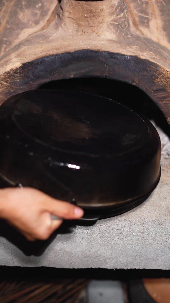 Cà tím được nướng chín vàng và rưới đẫm mỡ hành thơm phức.