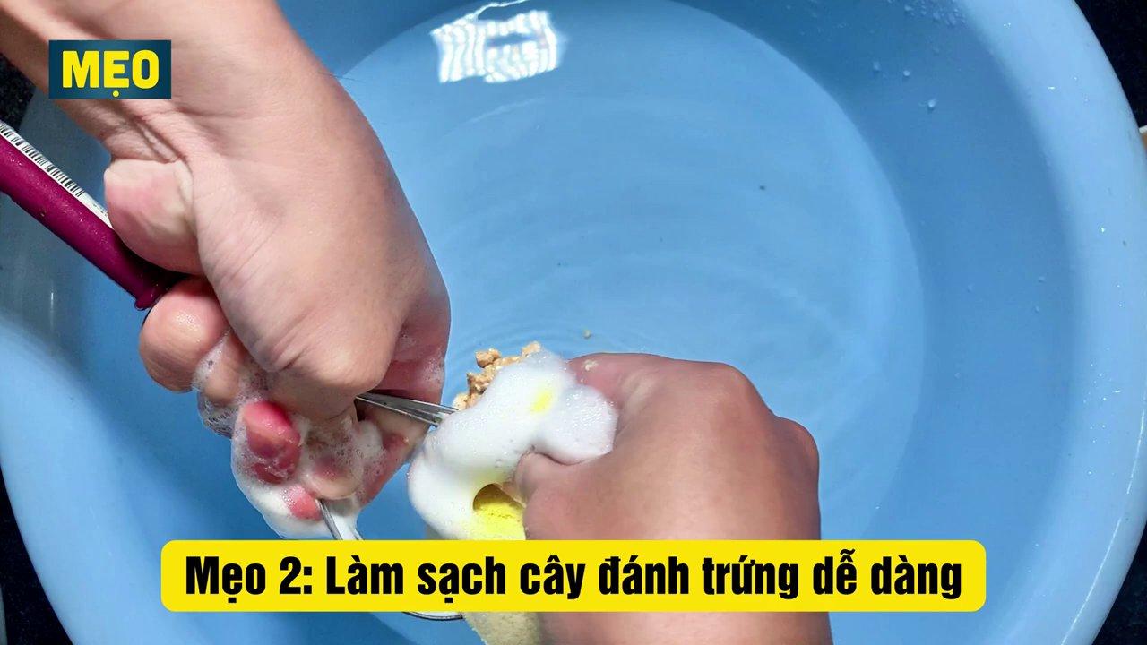 Kỹ thuật bóp nhẹ đầu phới để gom các sợi dây thép lại, giúp việc chà rửa dễ dàng hơn.