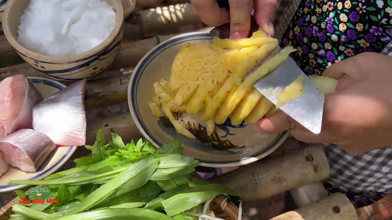 Cá bông lau được ướp với hành tím và ớt, để thấm gia vị trước khi kho.