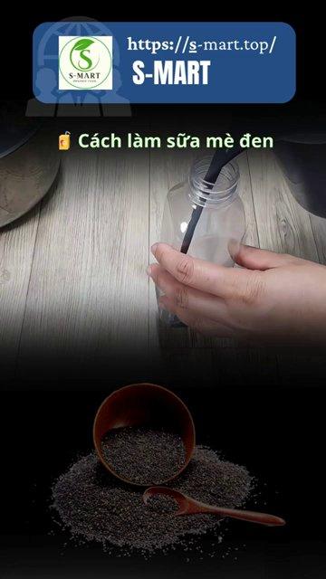 Hỗn hợp mẹ đen và mè đen đang được rang trên chảo, tỏa khói thơm.