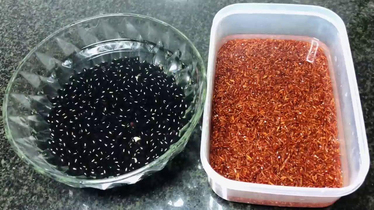 Hỗn hợp gạo lứt và đậu đen sau khi đã được ngâm qua đêm.