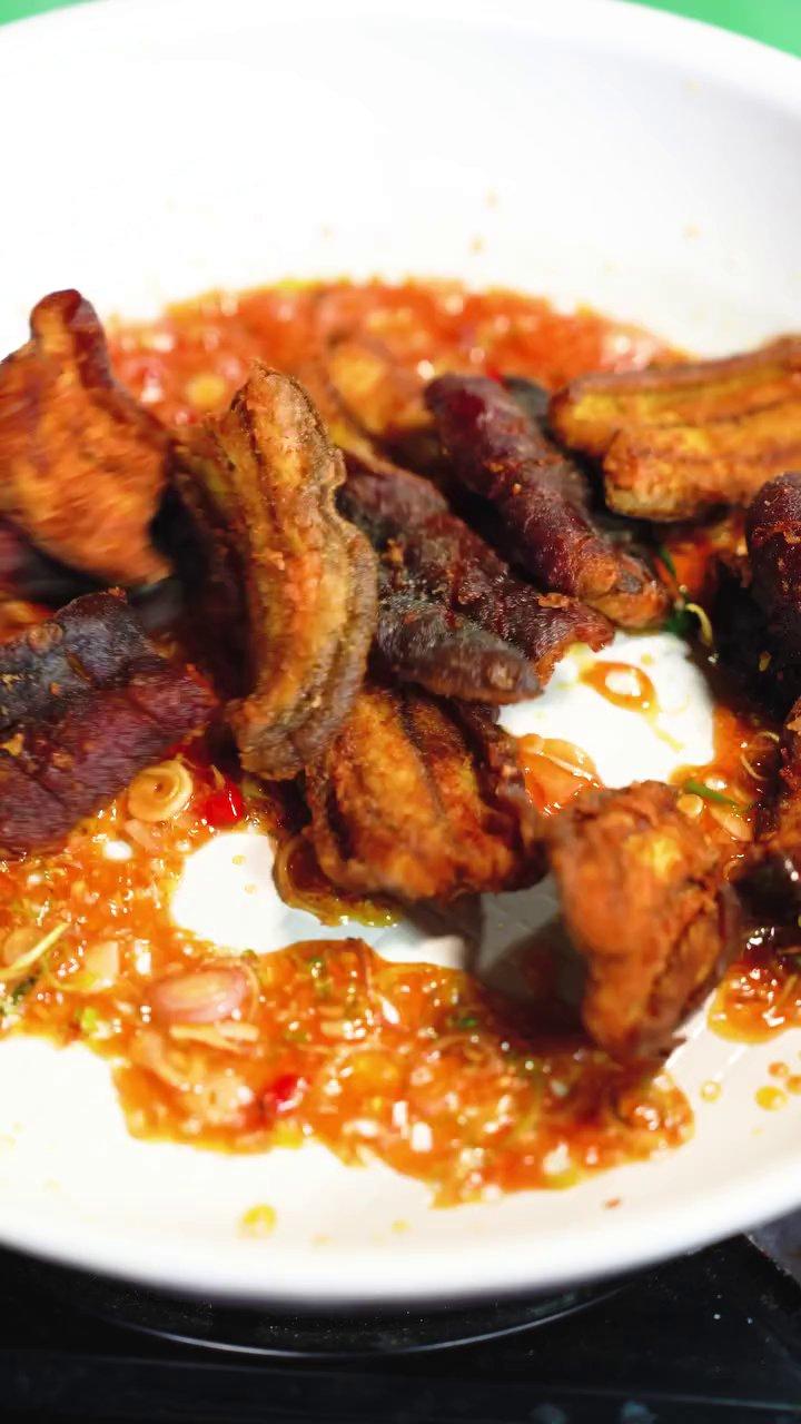 Nồi lẩu lươn sôi sùng sục, nước màu đỏ hấp dẫn với những khúc lươn và rau thơm.