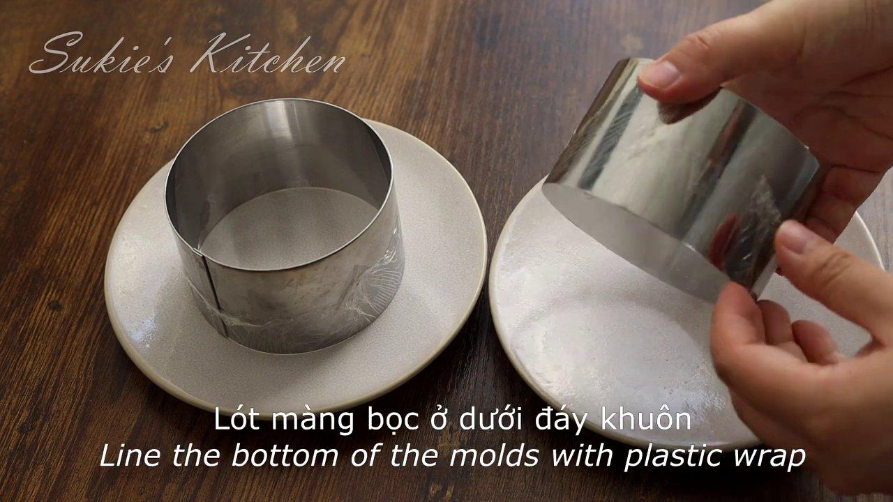 Phần thịt chanh dây tươi được lọc kỹ để lấy nước cốt.