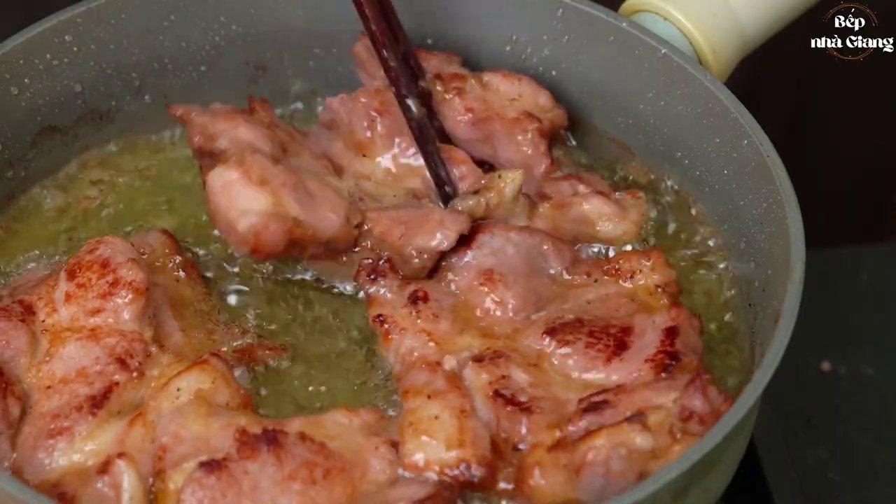 Thịt heo được chiên vàng giòn rụm, bên trong vẫn giữ được độ mềm ẩm hoàn hảo.