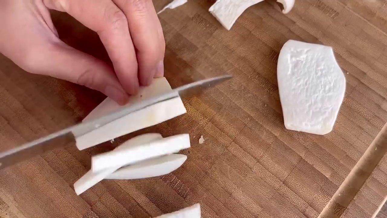 Pha chế nước sốt trộn gỏi chua ngọt hài hòa từ nước cốt tắc, đường và muối.