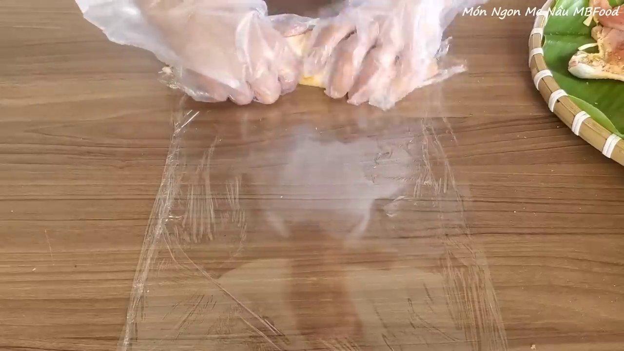 Cuộn thịt gà được bọc kín bằng màng bọc thực phẩm, sẵn sàng cho vào ngăn đông để định hình.