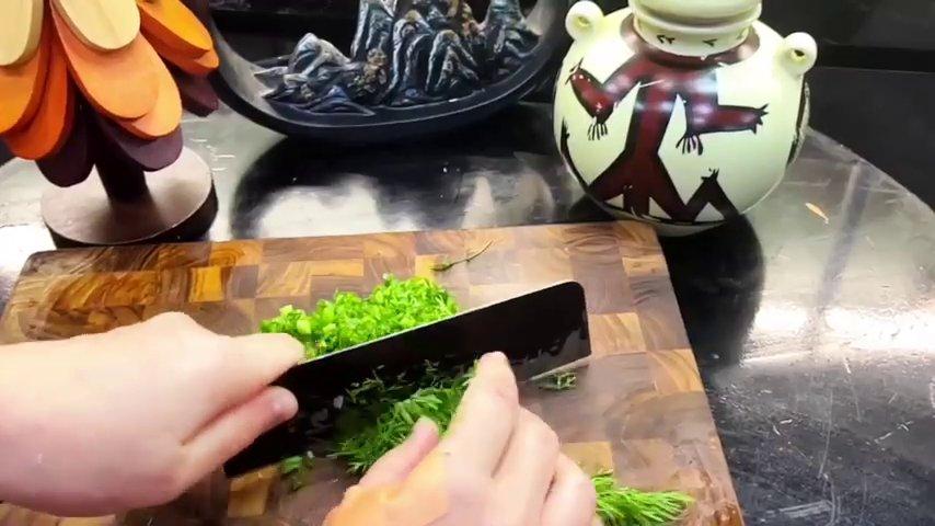 Hỗn hợp thịt cá, mỡ heo, rau thì là và gia vị được trộn đều, sẵn sàng cho công đoạn viên và chiên.