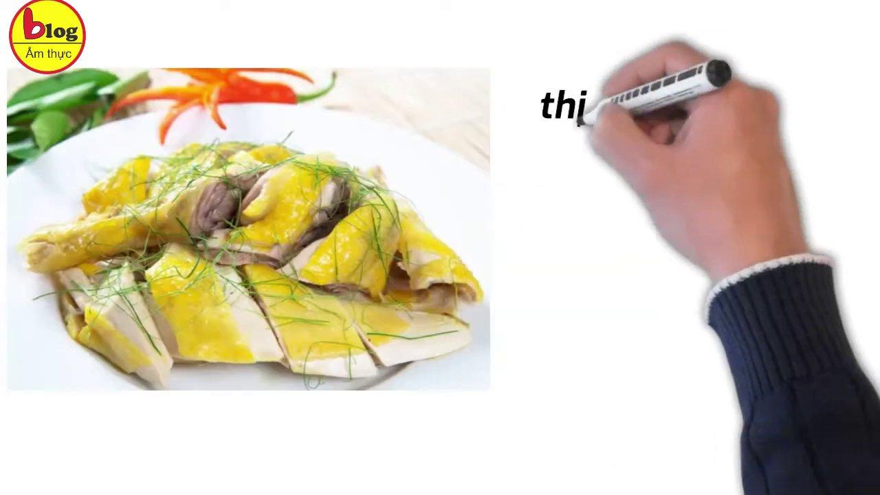 Thịt gà luộc vàng ươm - biểu tượng cho sự đủ đầy, sung túc đầu năm.