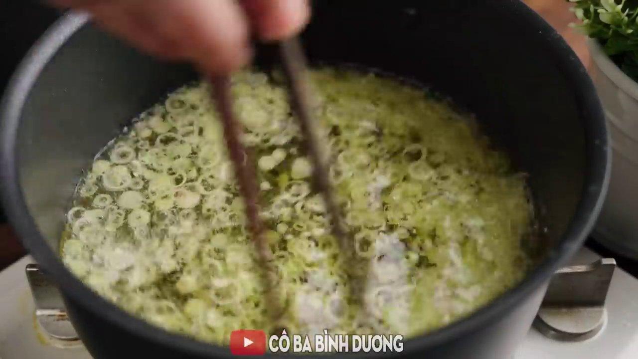 Những miếng gà vàng ươm, giòn rụm vừa được vớt ra khỏi chảo, trông vô cùng hấp dẫn.