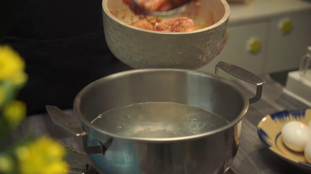 Các nguyên liệu làm nhân: thịt xay, hành lá, mộc nhĩ và da heo.