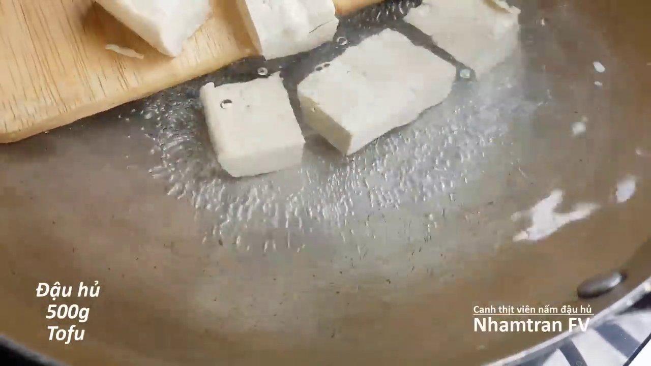 Hỗn hợp thịt heo cùng hành tỏi và nấm mèo được xay nhuyễn và trộn đều với gia vị trước khi vo viên.