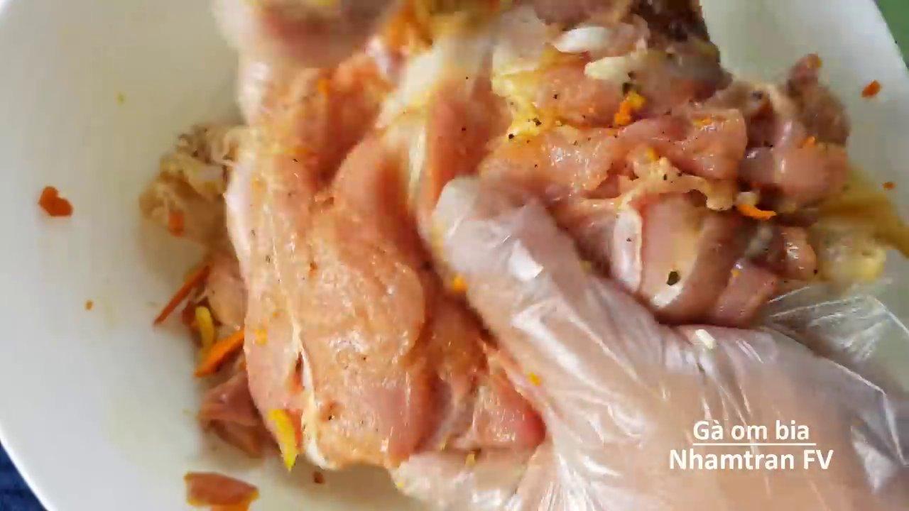 Hỗn hợp gia vị ướp gà và sốt om bia đã được pha chế hoàn chỉnh, sẵn sàng cho công đoạn nấu.