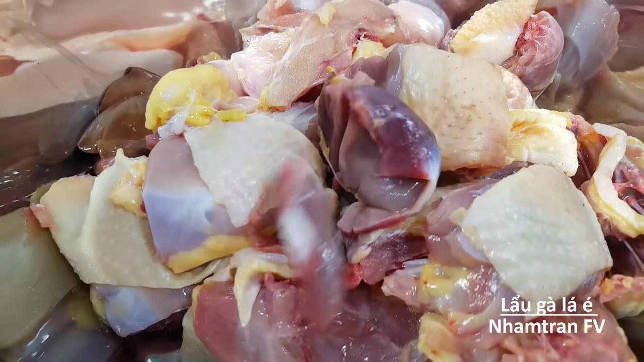 Hỗn hợp gia vị ướp gà được giã nhuyễn, bao gồm sả, hành, tỏi, ớt và lá é.