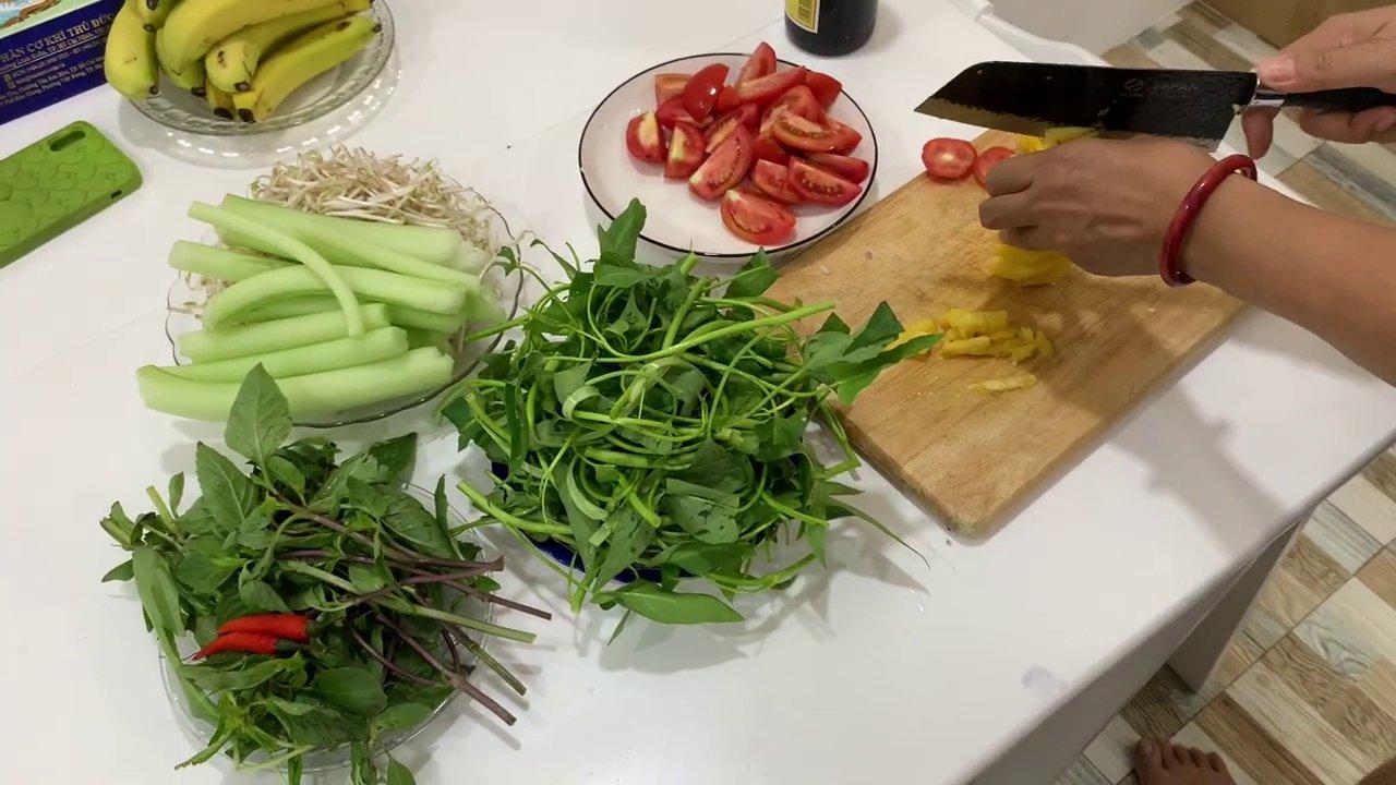 Xào sơ cà chua và dứa để tạo vị ngọt tự nhiên và màu sắc đẹp mắt cho nồi canh.