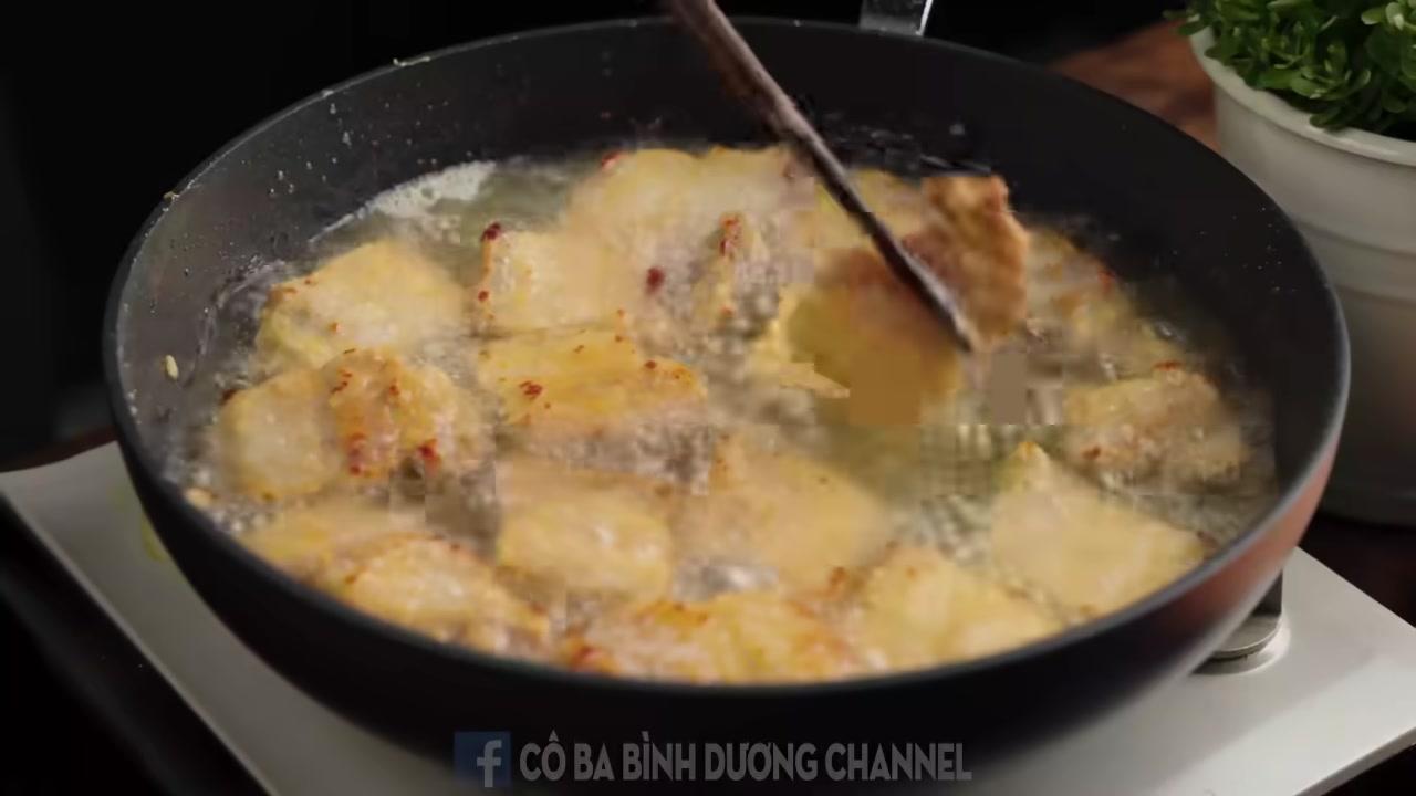 Những miếng thịt sau khi chiên vàng ruộm, giòn rụm được vớt ra để ráo dầu.