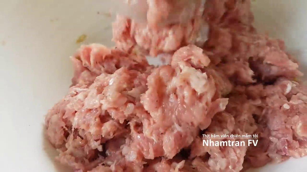 Các viên thịt tròn đều được thả vào chảo dầu nóng để chiên sơ qua.