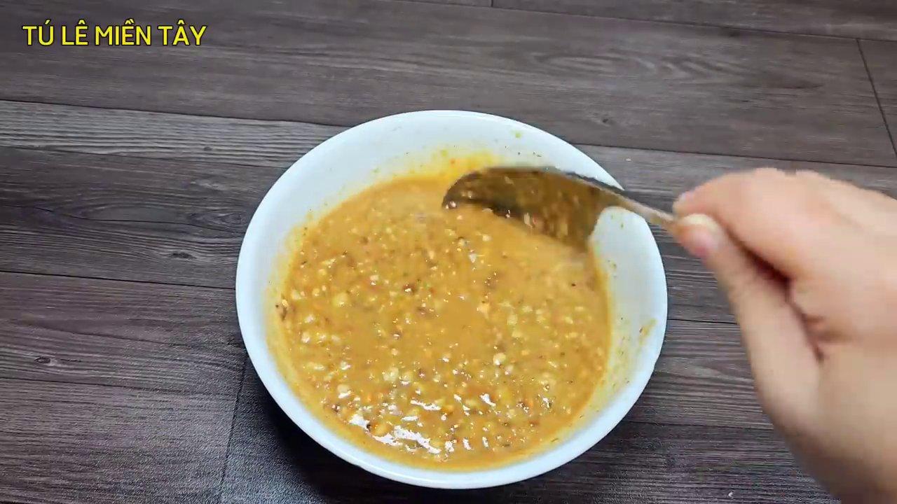 Tô nước chấm sánh mịn với màu sắc hấp dẫn từ nước cốt dừa, tương hột và đậu phộng.