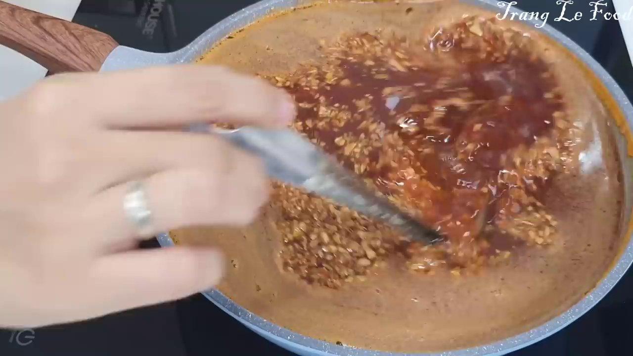 Cho nước mắm vào hỗn hợp thơm đã xào để hoàn thành mắm nêm.