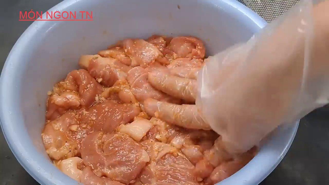 Những miếng thịt chiên vàng ruộm, giòn rụm được vớt ra đĩa, trông vô cùng hấp dẫn.