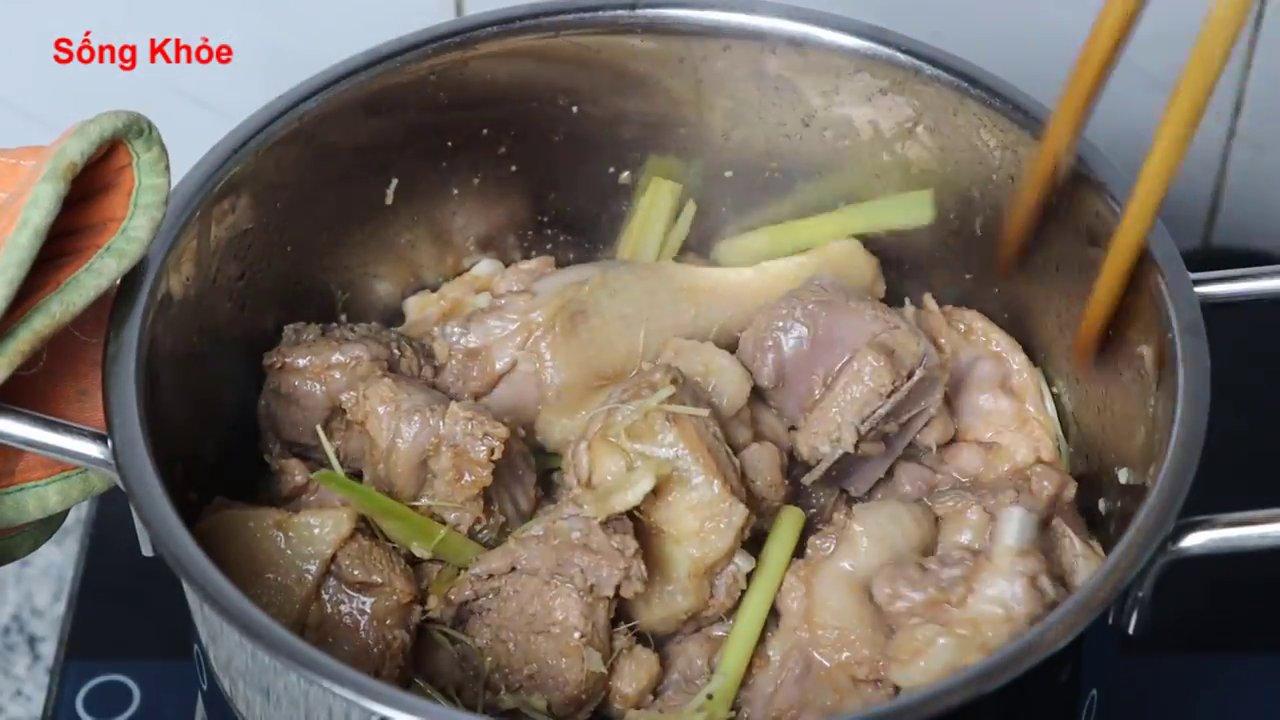 Món vịt nấu khế hoàn thành với màu sắc bắt mắt, thịt vịt mềm thấm vị, nước dùng sánh đậm đà chua ngọt.