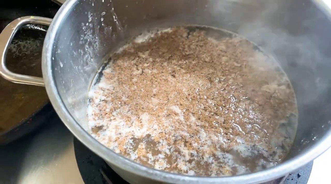 Phi hành thơm vàng và xào cà chua chín mềm tạo nước dùng đậm đà.