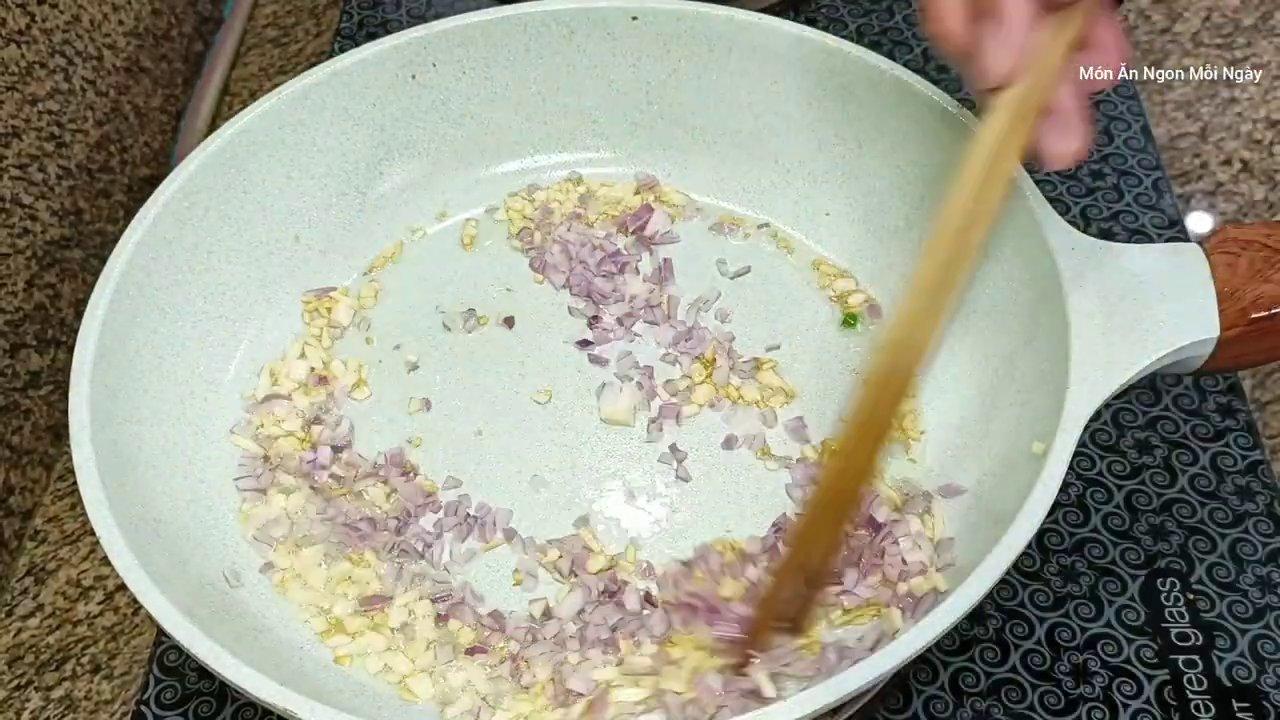 Hỗn hợp sốt nước mắm sánh sệt, có màu nâu cánh gián hấp dẫn, đang được rim cùng cá.
