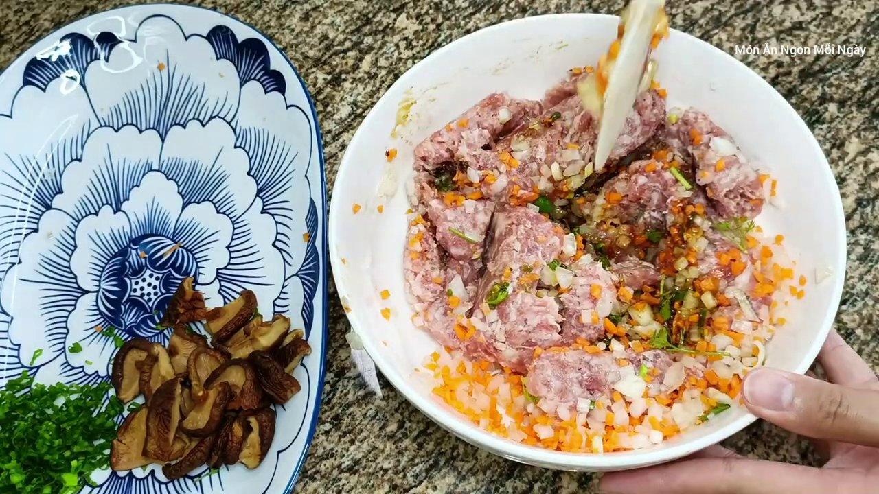 Chén thịt chân giò và tôm được xếp gọn gàng, chuẩn bị cho vào nồi hấp với lửa lớn ban đầu.