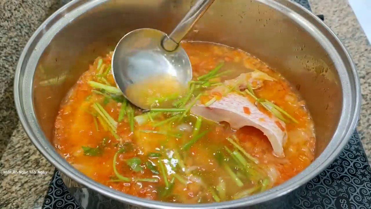 Nồi cá điêu hồng nấu ngót hoàn thiện với màu sắc bắt mắt từ cà chua, rau cần xanh mướt và những khúc cá trắng ngần vừa chín tới.