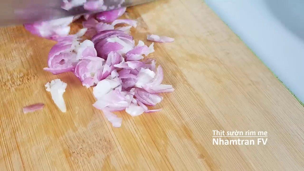 Phi thơm hành tỏi và áp chảo sườn trên lửa lớn để thịt săn và thơm.