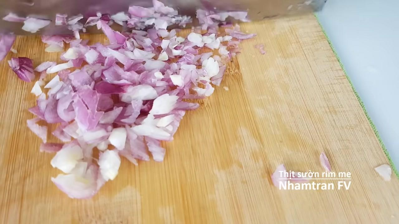 Sườn được rim cùng nước cốt me và gia vị trên lửa nhỏ liu riu.