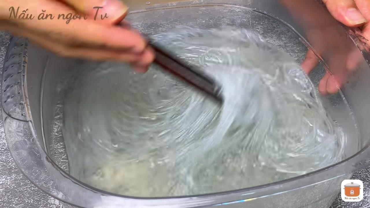 Cắt ngắn miến sau khi ngâm là bí quyết giúp miến tơi rời khi xào.