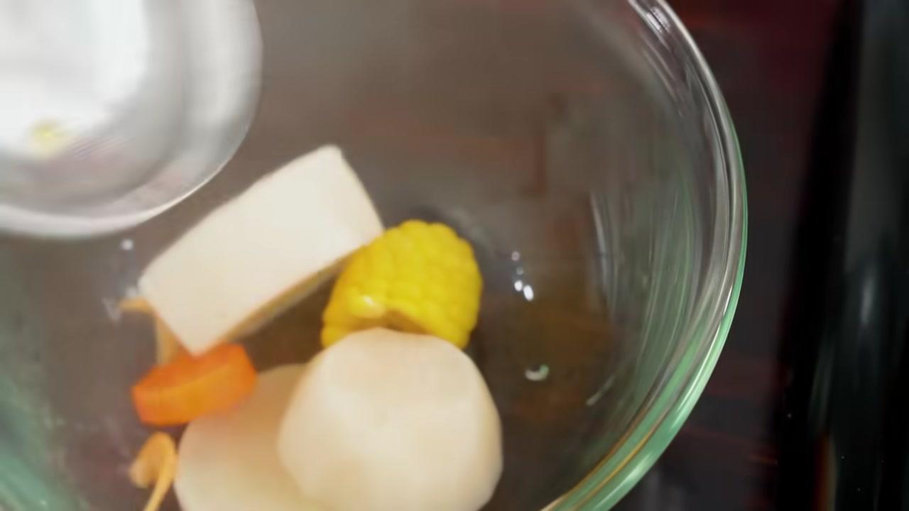 Nồi nước dùng sau khi hầm có màu sắc đẹp mắt, ngọt thanh từ rau củ và tôm khô.