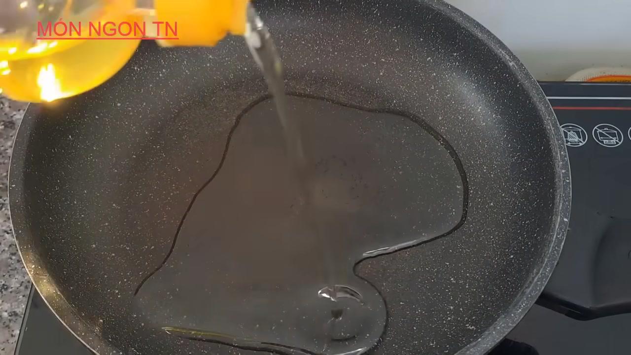 Thịt chiên vàng ruộm, giòn rụm được trình bày ra đĩa cùng với hành lá phi thơm, trông vô cùng hấp dẫn.