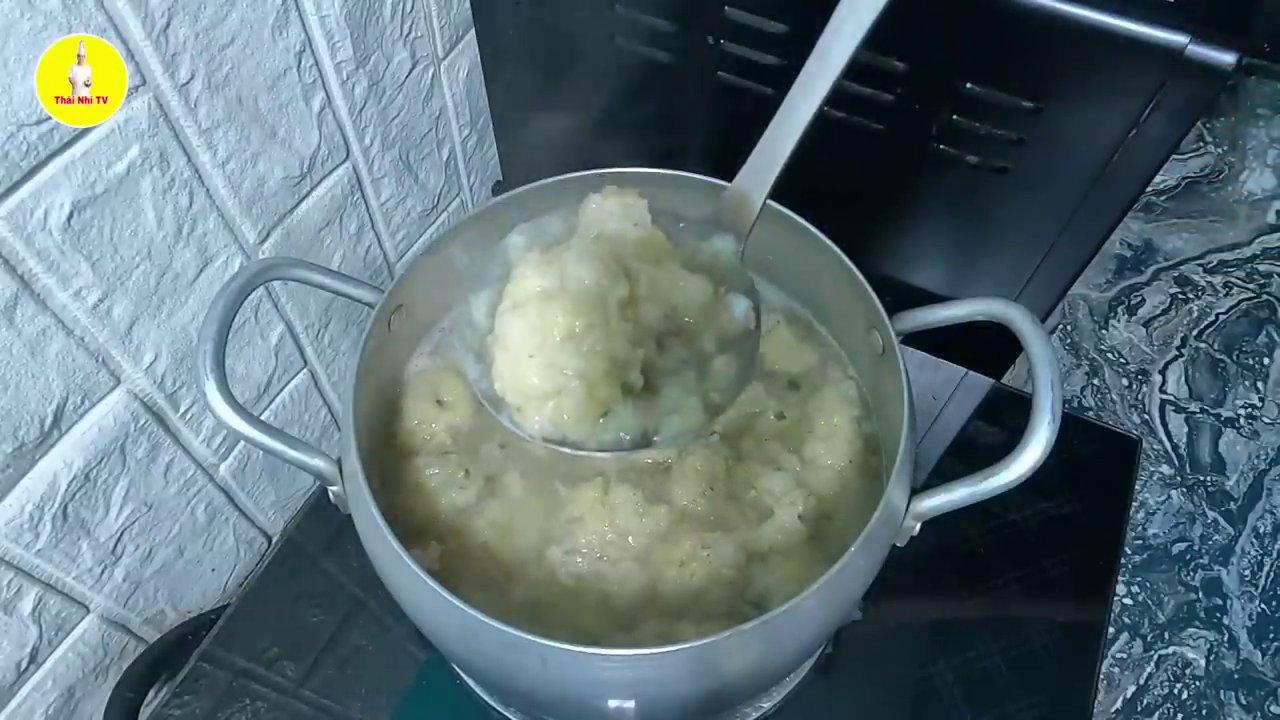 Thành phẩm canh chua nấu tôm với nước dùng sánh đặc, chua chín mềm và tôm tươi ngon.