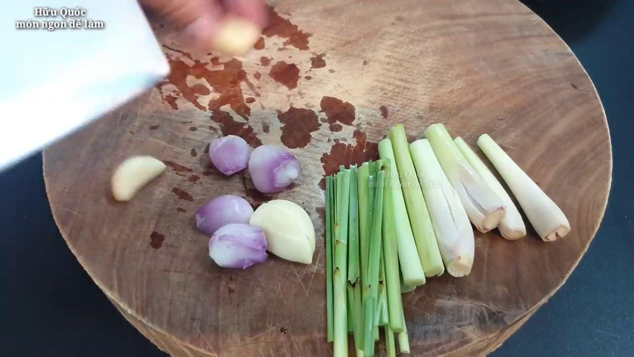 Phi thơm sả, hành tím là bước quan trọng để tạo hương vị thơm nồng cho nước lẩu.