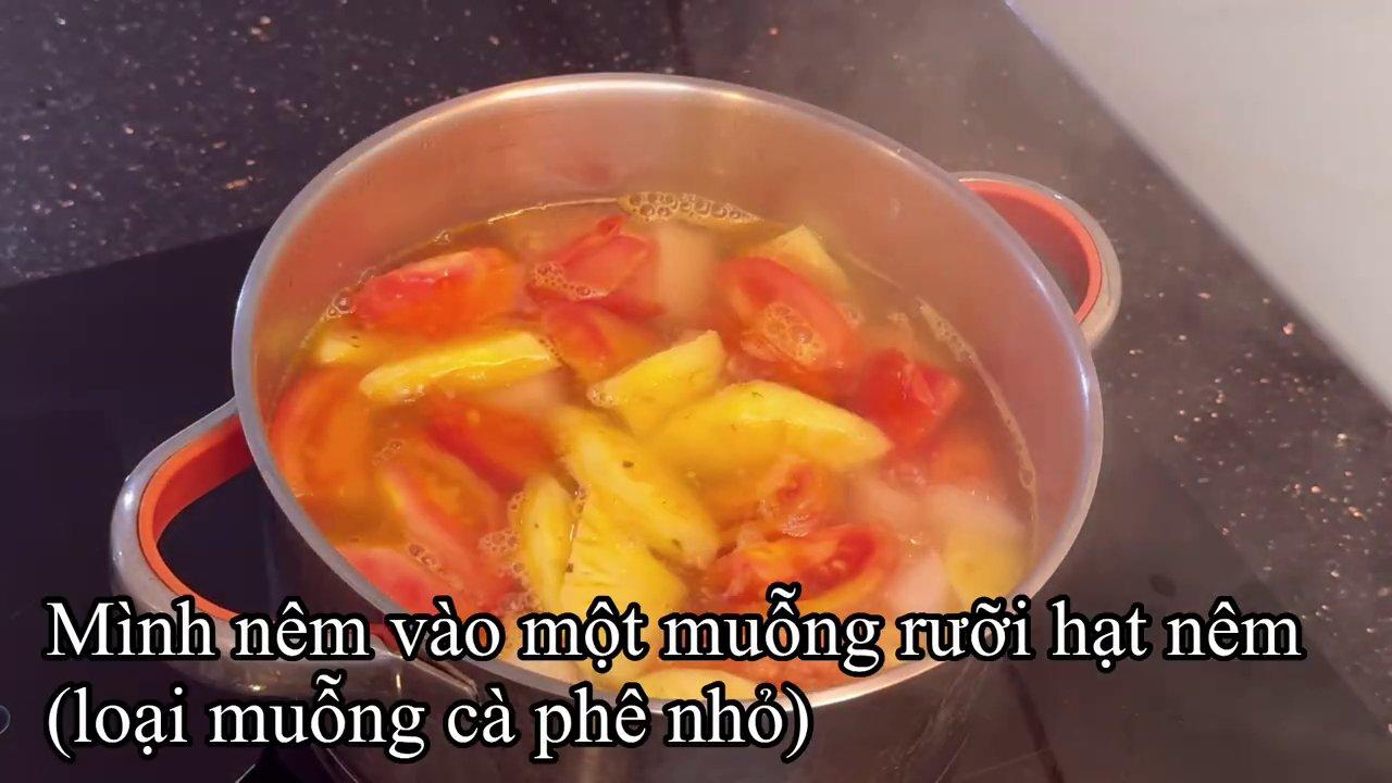 Cho củ cải trắng vào nồi nước dùng đang sôi để ninh mềm trước.