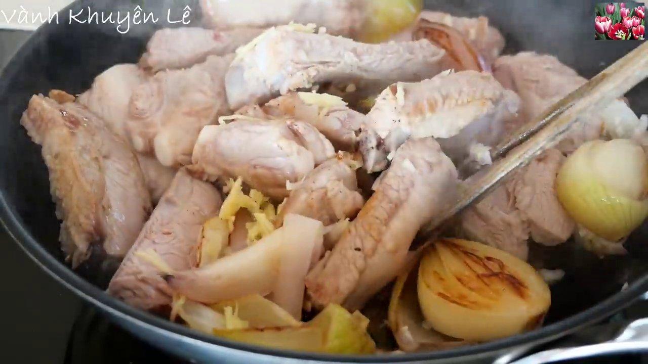 Thơm được cắt miếng và xay nhuyễn lấy nước cốt, chuẩn bị cho vào nồi ninh cùng sườn.