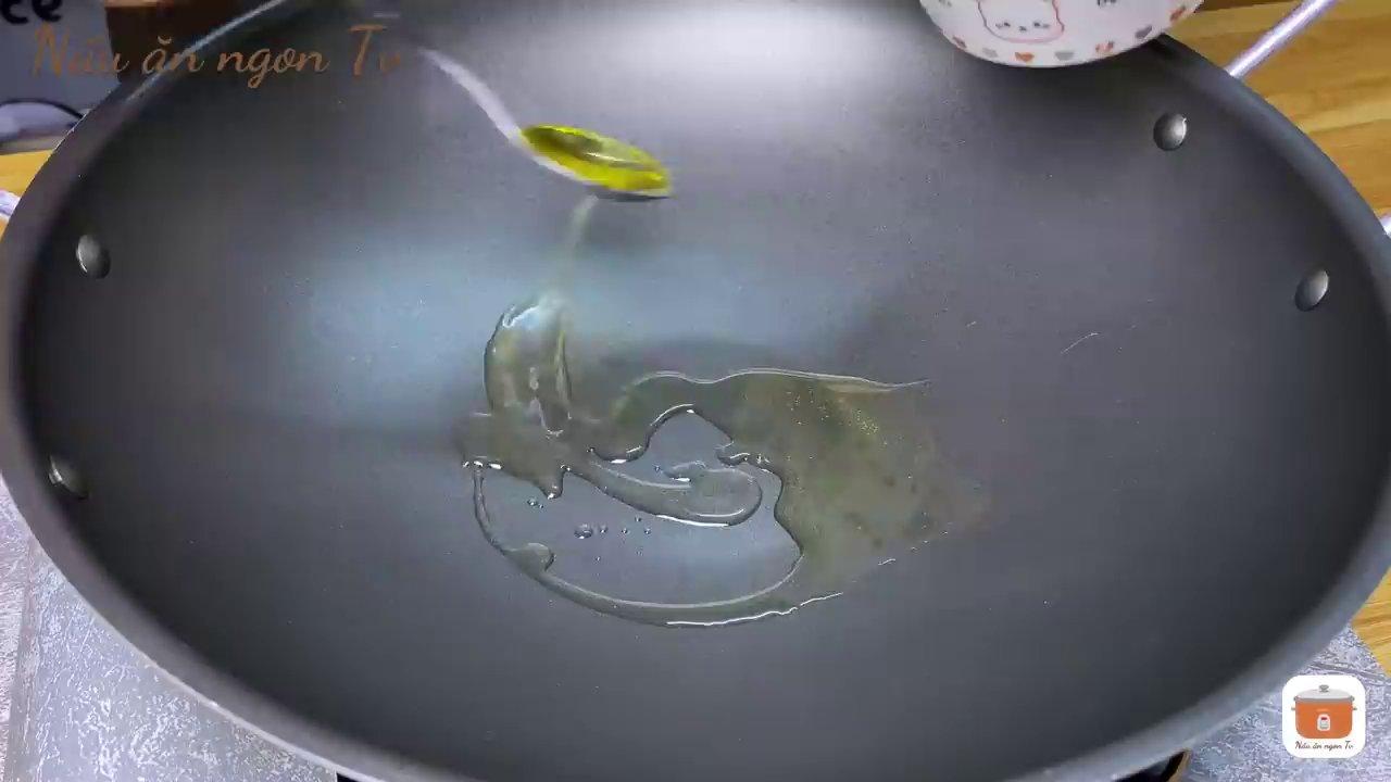 Xào miến với lửa nhỏ và thêm nước từng chút một là bí quyết vàng.