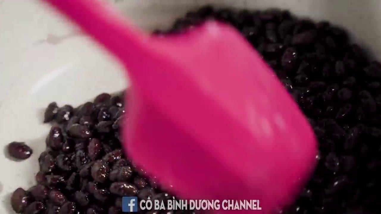 Rim đậu với đường trên lửa nhỏ giúp hạt đậu thấm vị và săn chắc.