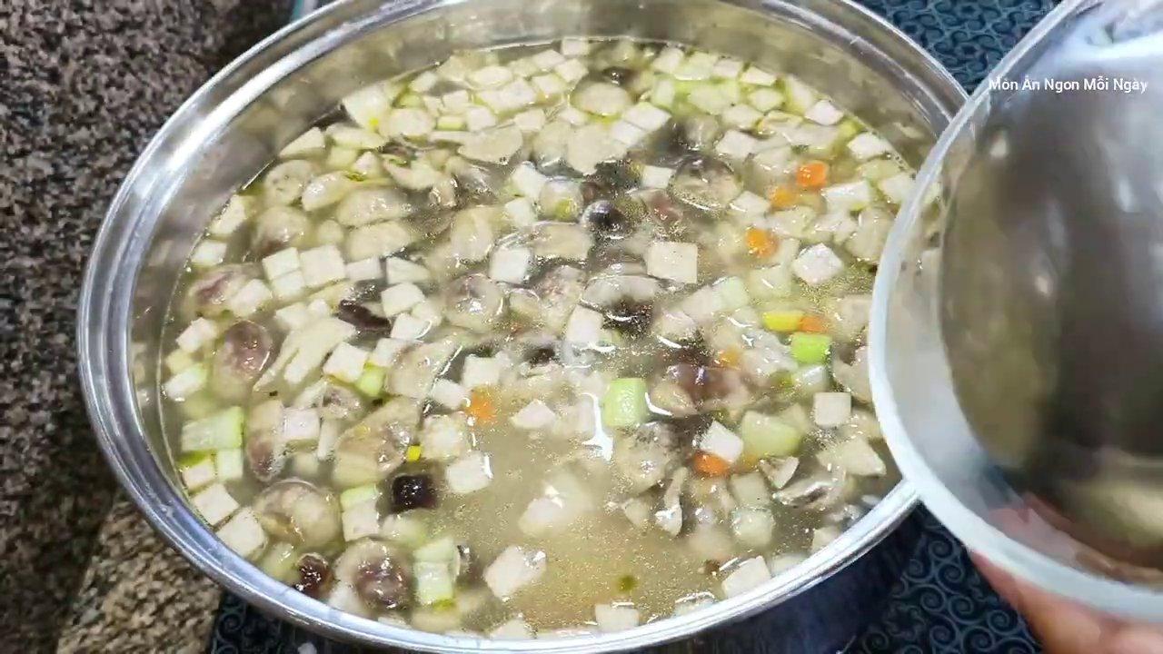 Cho đậu hủ non vào nồi cháo ở bước cuối cùng để đậu hủ giữ được độ mềm và ngấm vị.