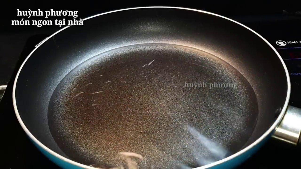 Tỏi, ớt, hành tím được phi thơm vàng trong dầu, tỏa hương thơm nức mũi.