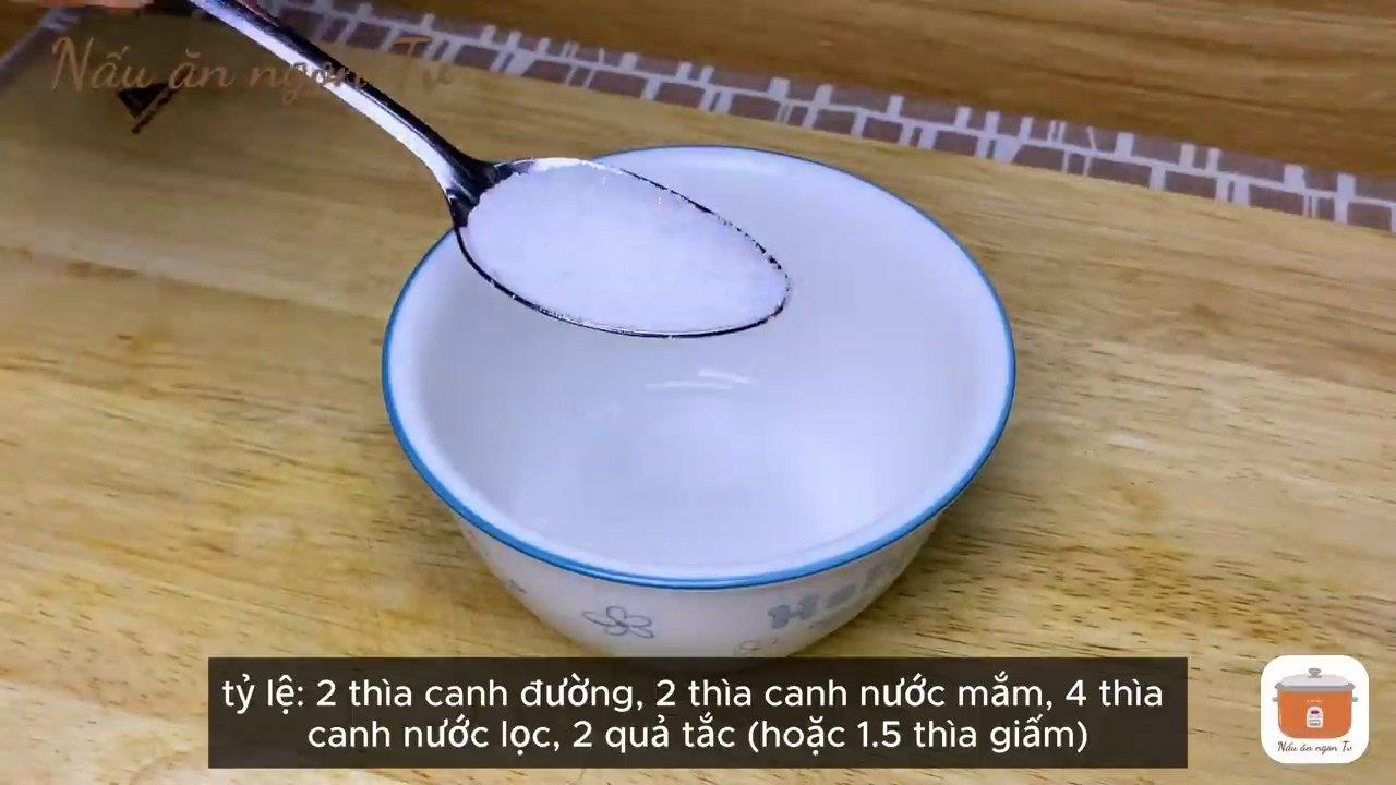 Bát nước mắm chua ngọt với tắc, ớt và rau mùi nhìn vô cùng hấp dẫn.